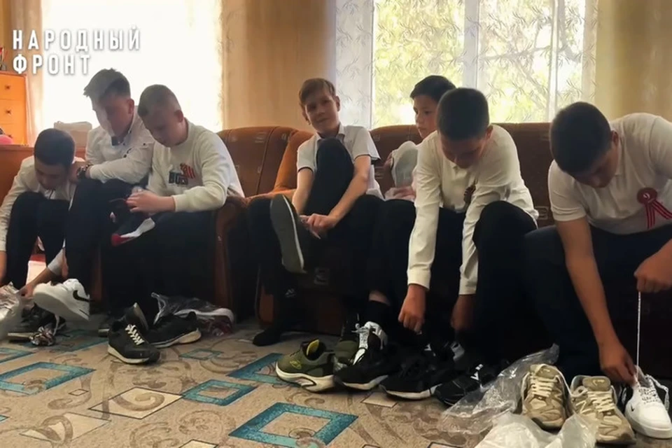 200 пар кроссовок передали от НФ детям в санаторной школе-интернате. Фото: Народный фронт Херсонской области