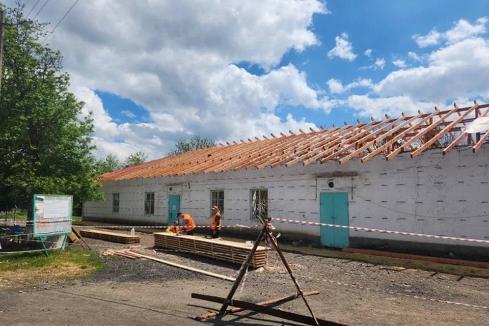 Нижегородцы восстанавливают клуб «Шахтер» в Троицко-Харцызске. Фото: ТГ/Чертков