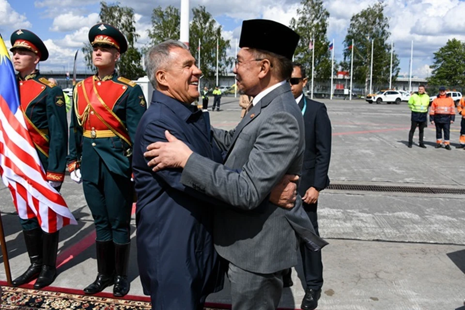 В международном аэропорту его встретил раис Татарстана Рустам Минниханов. Фото: пресс-служба раиса Татарстана