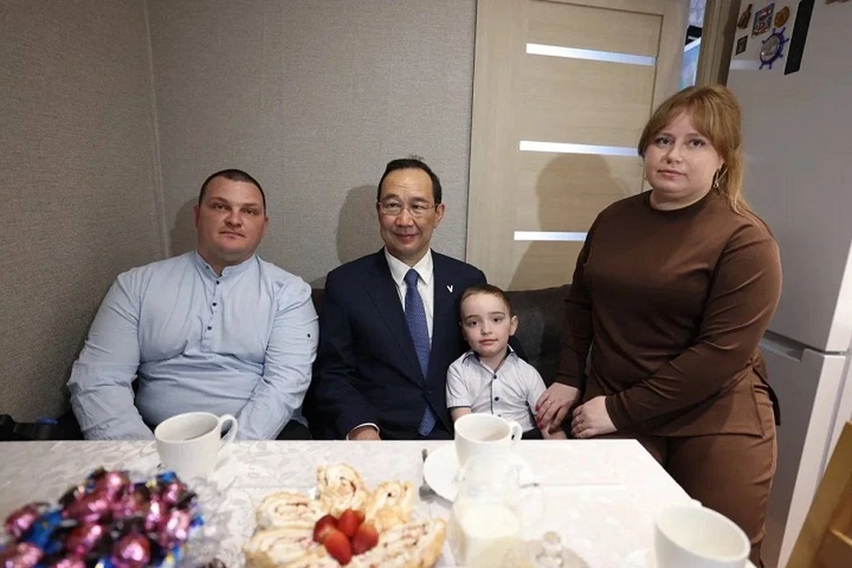 Айсен Николаев навестил семью участника СВО. Фото: t.me/aisen_nikolaev
