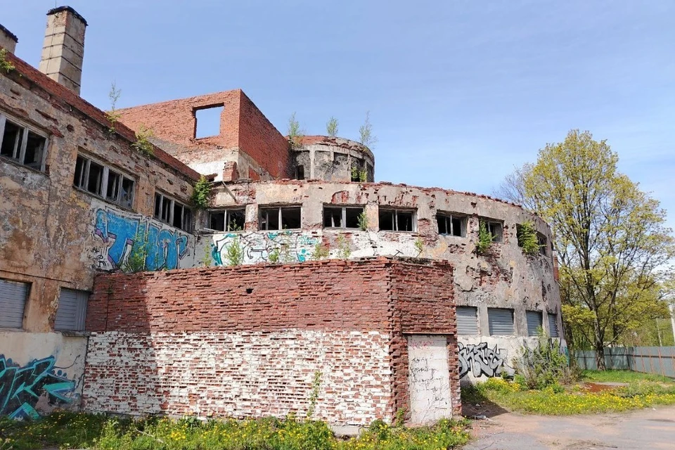 Ушаковские бани разрушались последние 20 лет после того, как закрылись.