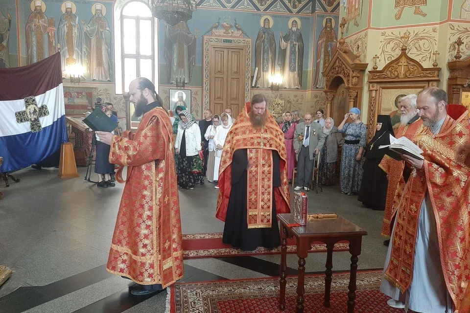 По окончании богослужения состоялось возложение цветов на могилу Петра Алабина. Фото: https://iverskyi.ru/