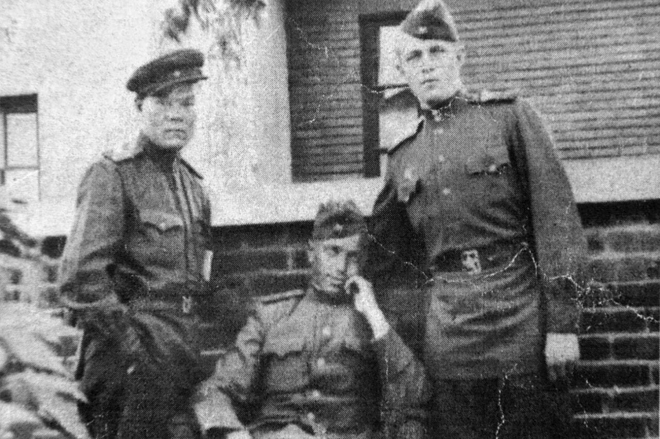 А.А.Кокин (справа) с однополчанами. Китай, 1945 год. Фото: из личного архива А.Кокина.