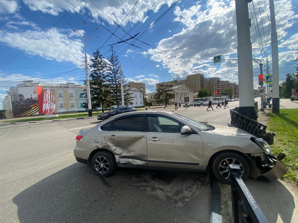 Участниками аварии стали три авто