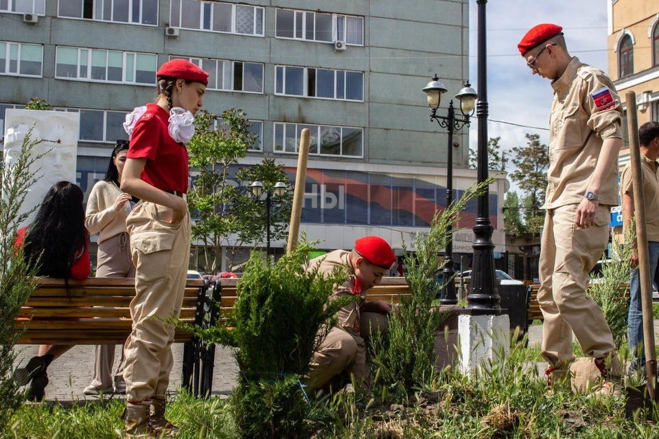 Юнармейцы и волонтеры участвуют в озеленении города. Фото - тг-канал администрации Мелитополя