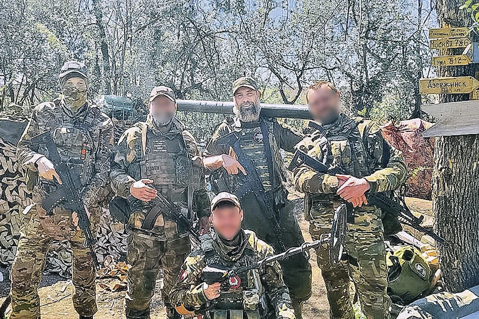 В подразделении нет «начальников» и «товарищей командиров». Друг к другу тут обращаются «братец», а командир (по центру) - дядя Гайдук. Фото: Личный архив Евгения Николаева