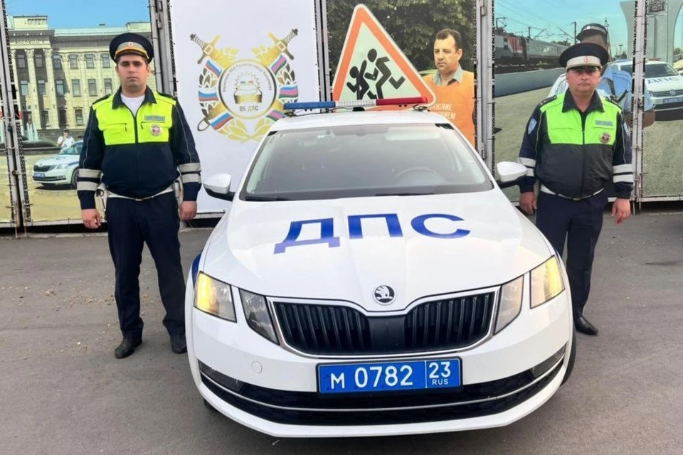 Денис Куличев и Станислав Литвинов сопроводили машину в больницу Фото: ГУ МВД РФ по Краснодарскому краю