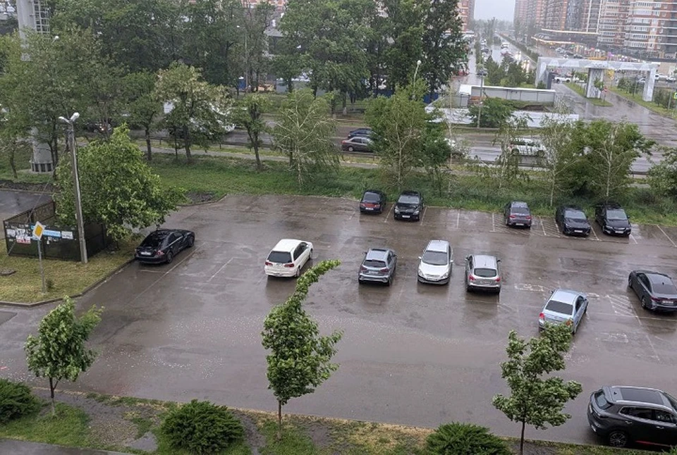 Гроза бушует в Краснодаре.