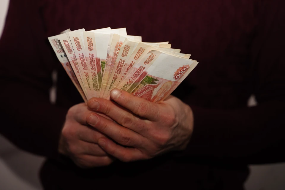 В Кузбассе поощрили таксиста, который предотвратил мошенничество на 1 млн рублей.