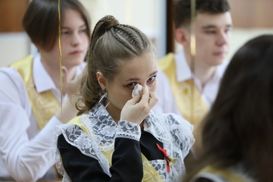 SHOT: российские выпускники торжественно прощаются со школьными туалетами
