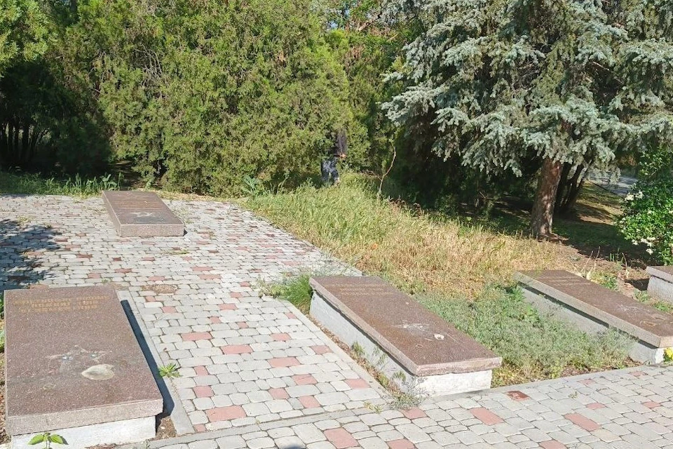 Вандалы похитили звезды с захоронений освободителей Новой Каховки от фашизма Фото: ТГ-канал Константин Басюк