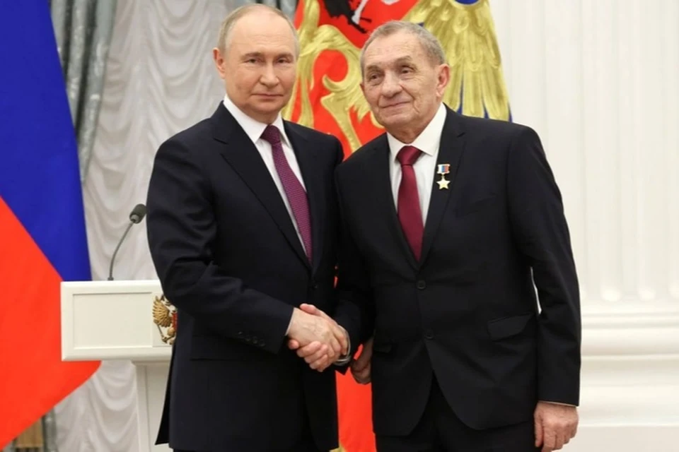 Главврач Алешкинской ЦРБ Владимир Харлан получил Звезду Героя из рук Владимира Путина. Фото: региональное отделение партии "Единая Россия"