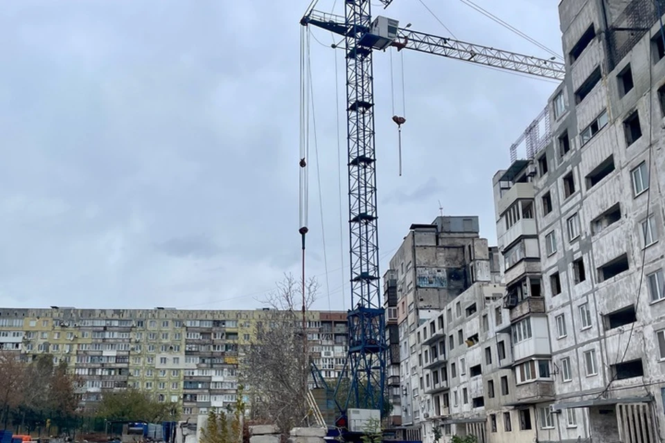В Мариуполе восстанавливают девятиэтажку, пострадавшую в результате обстрелов. Фото: ГБУ МО «УТНКР»