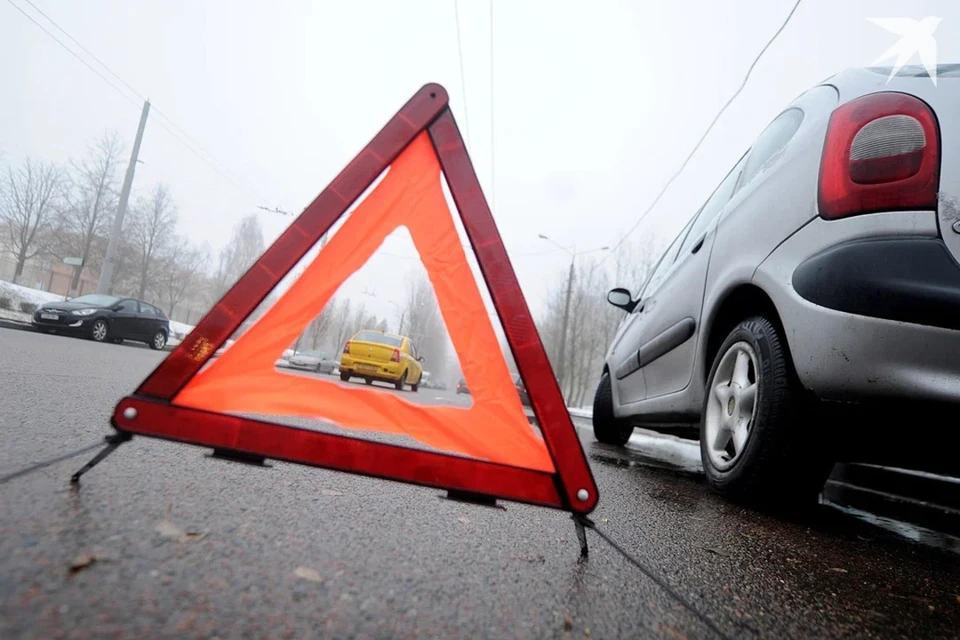 В Дятлово спасатели открыли дверь автомобиля, в которой остался двухмесячный ребенок. Снимок носит иллюстративный характер.