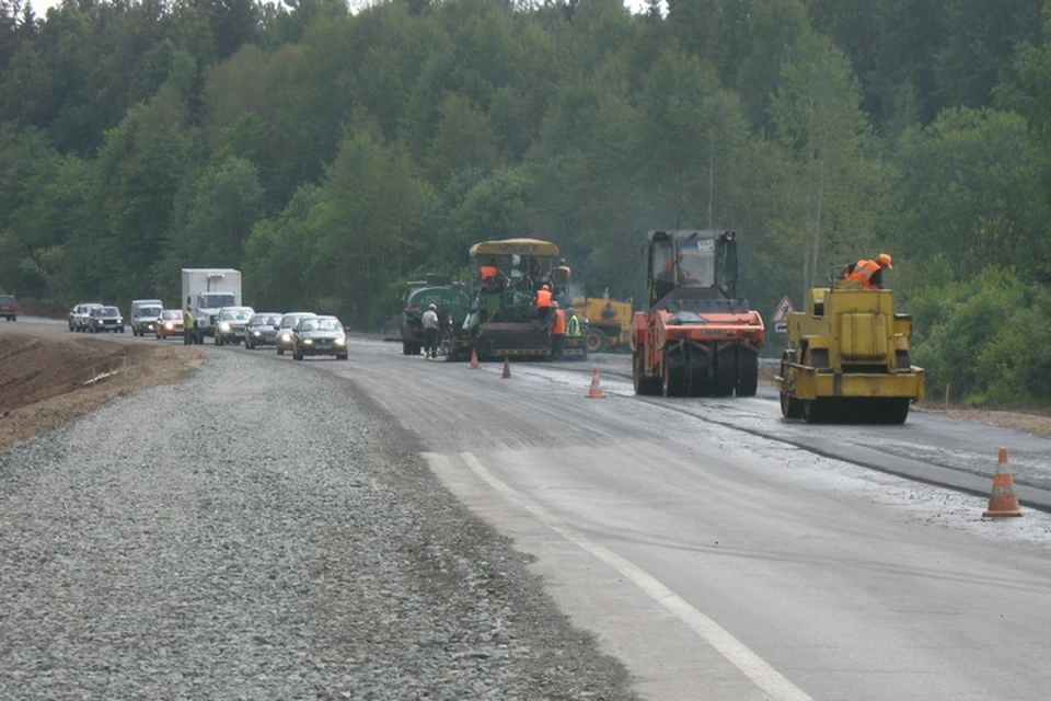 Дорожники меняют верхние слои асфальта. Фото: архив
