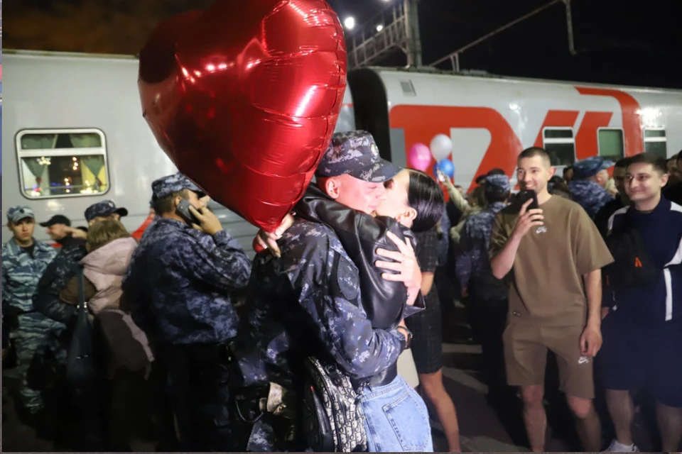 Родные встречали полицейских объятиями. Фото: Пресс-служба ГУ МВД по Новосибирской области