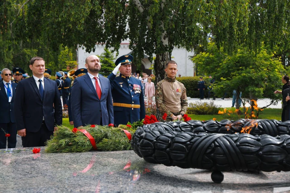 Также глава региона принял участие в церемонии возложения цветов у мемориального комплекса у Сызранского кремля. Фото: Иван Макеев / предоставлено правительством Самарской области