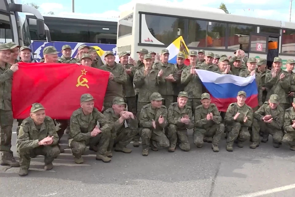 Российские военнослужащие, возвратившиеся из плена, рассказали, что их подвергали избиениям.
