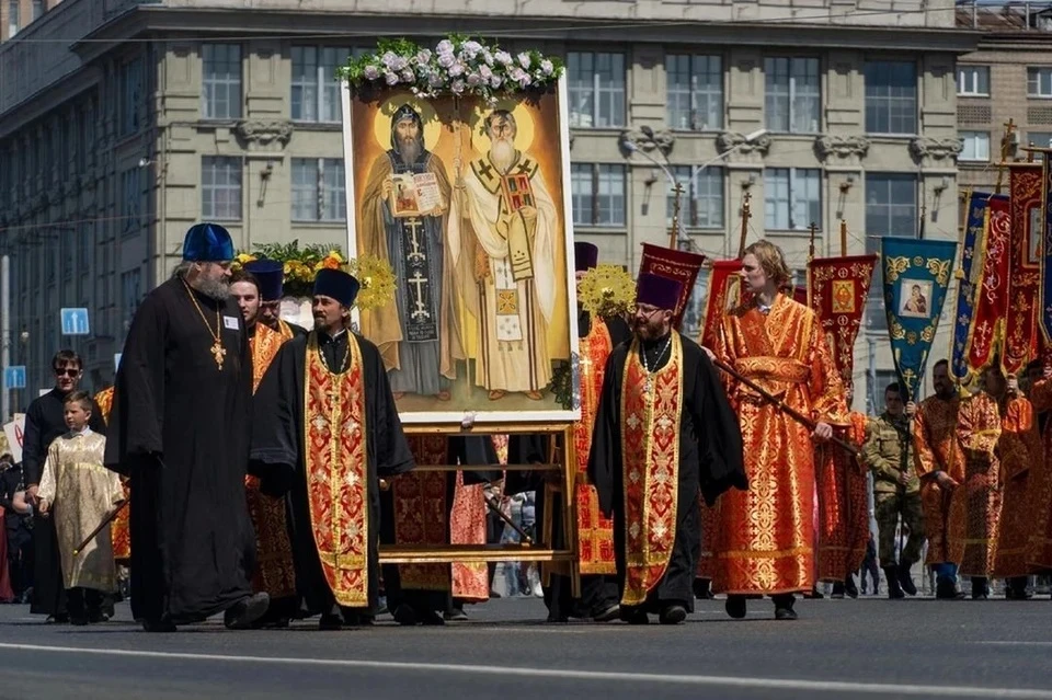Из-за крестного хода перекрыли улицы в центре Новосибирска.