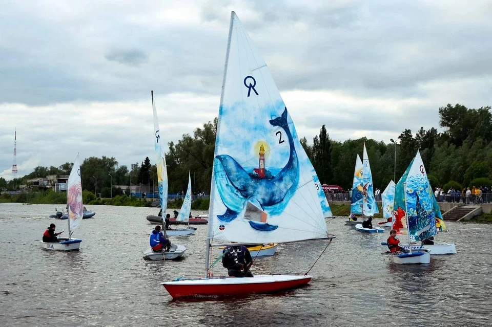 Акваторию Иртыша украсили 15 расписных лодок. Фото: пресс-служба территории городской зоны отдыха «Зеленый остров»