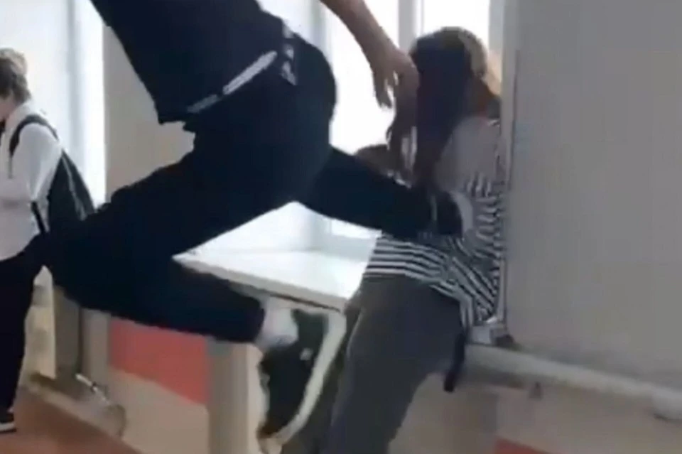 Школьник на видео ударил одноклассницу в прыжке. Фото: скриншот видео