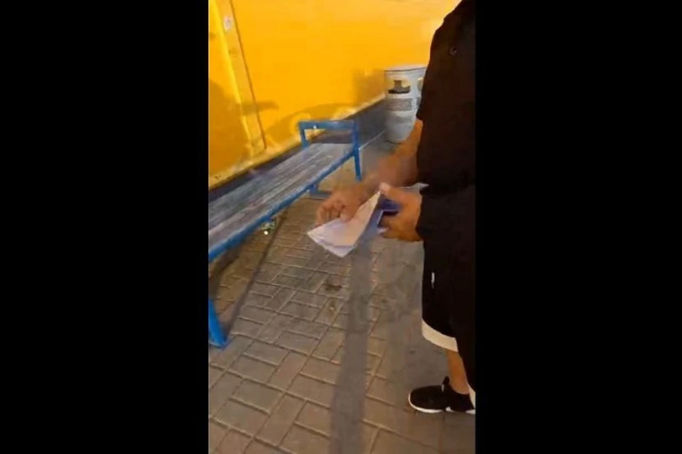 У приезжих парней, которые пытались познакомиться с юными девушками в Ярославле, проверили документы. Скриншот с видео, телеграм-канал "Русская община ZOV"