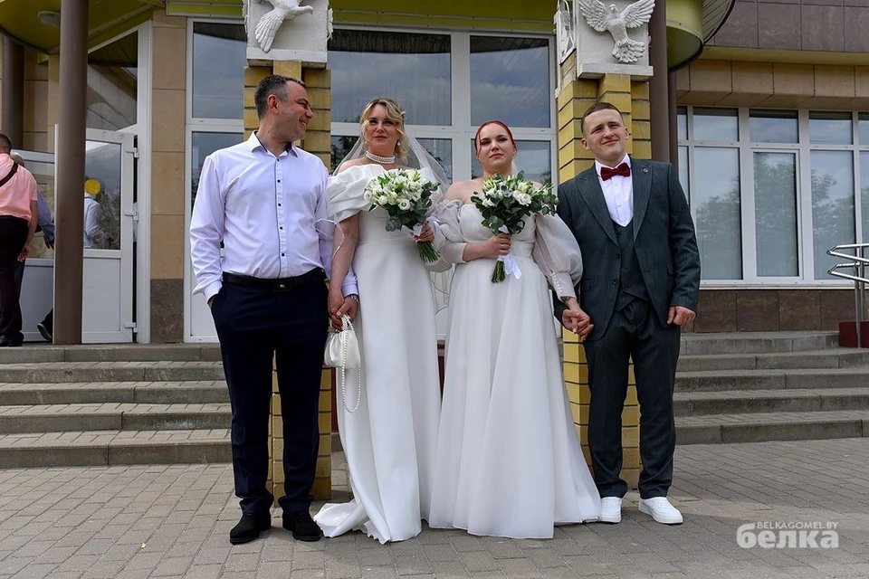 Мать и дочь сыграли свадьбу в один день. Фото: belkagomel.by