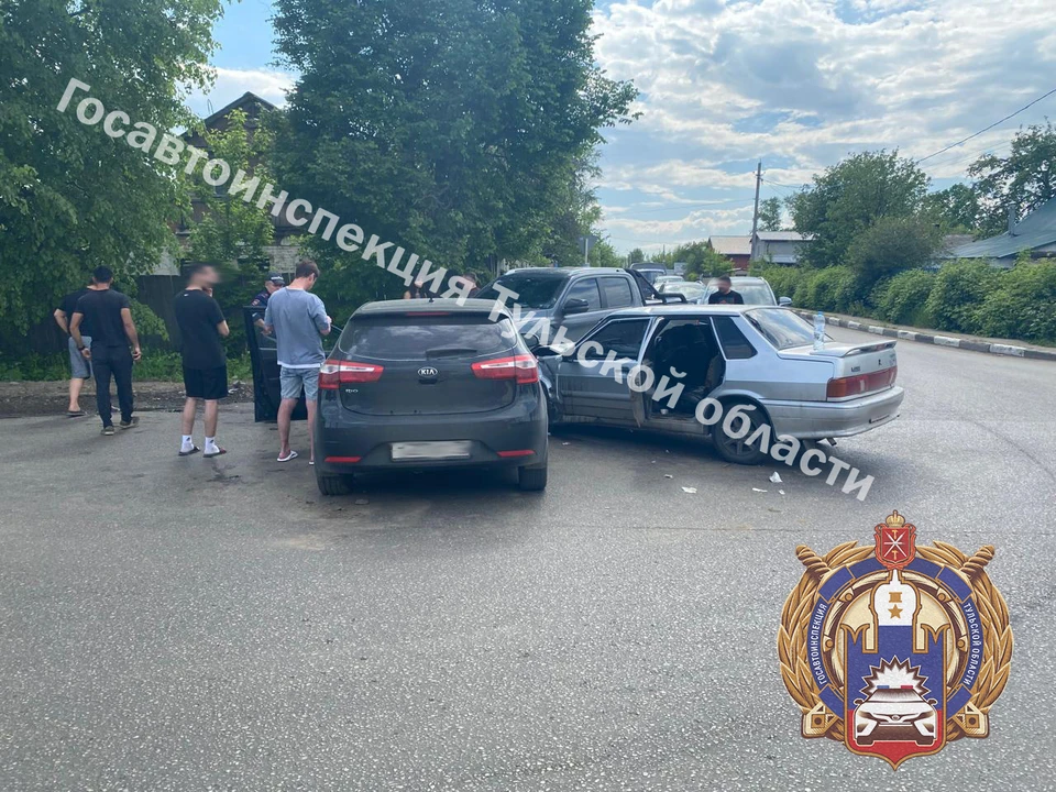 В столкновении трех легковушек пострадала пассажирка одной из них в Новомосковске Тульской области