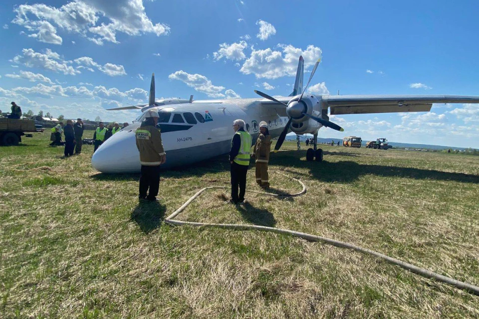 Росавиация расследует инцидент с Ан-24 в аэропорту Киренска. Фото: Восточно-Сибирская транспортная прокуратура.