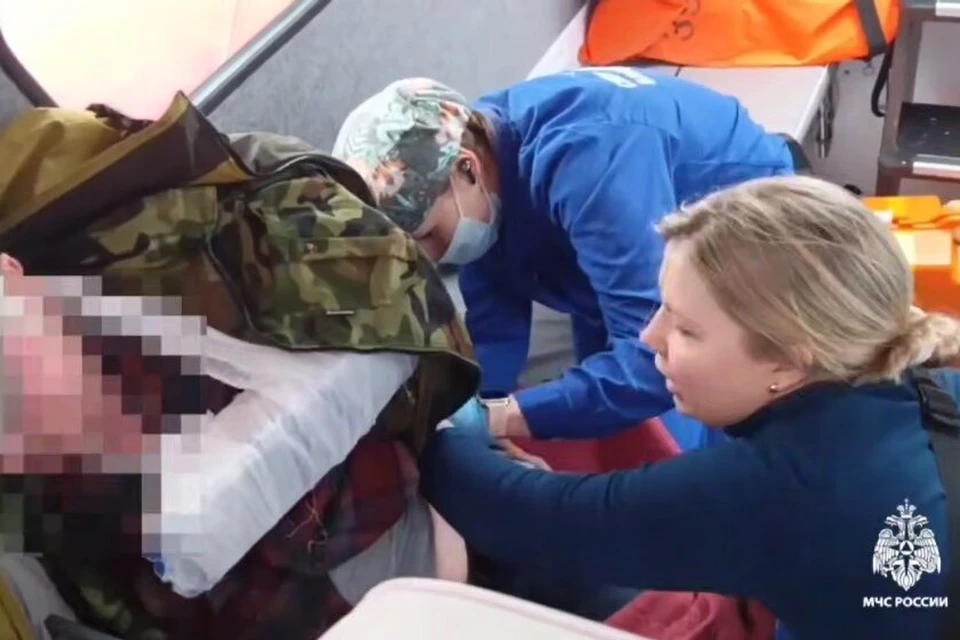 Пациента госпитализировали для наблюдения и лечения в «тысячекоечную». Фото: скриншот видео МЧС