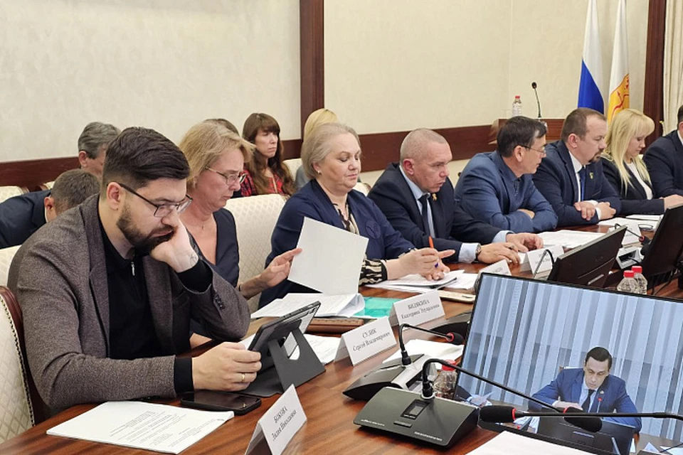 По итогам заседания всем приглашенным работодателям было предоставлено время для оформления официальных трудовых отношений с сотрудниками и пересмотра штатного расписания с целью увеличения заработной платы выше МРОТ. Фото: правительство Кировской области