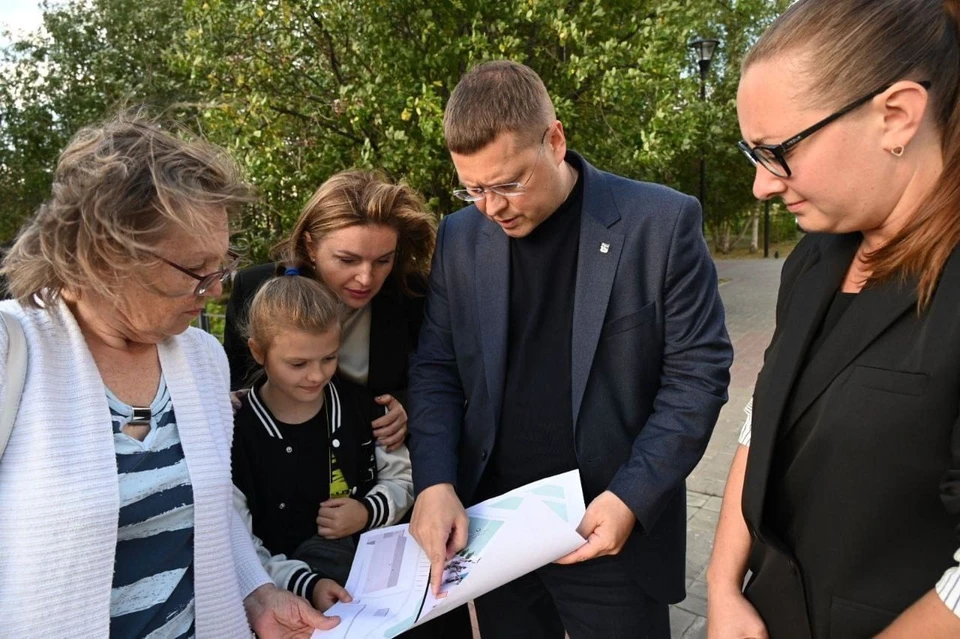 Глава Мурманска Юрий Сердечкин не раз встречался с северянами, чтобы обсудить судьбу участка на Шабалина. Фото: Администрация города Мурманска