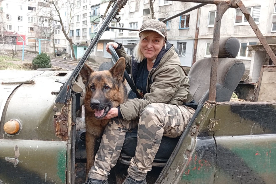 Сегодня и не скажешь, что еще совсем недавно Снежана создавала одежду и писала стихи. Как принято говорить, «творческая интеллигенция»
