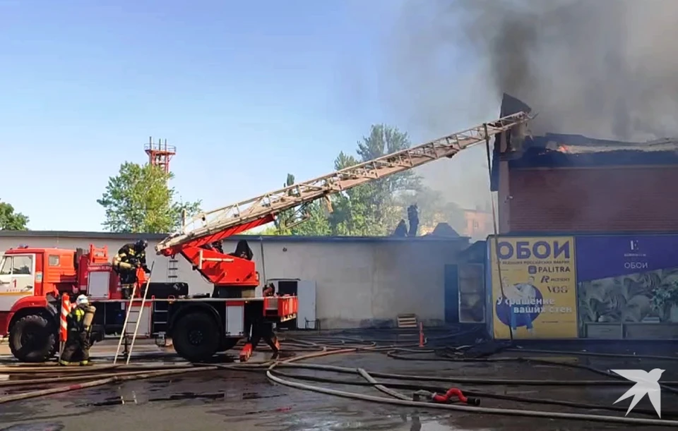 Калужские спасатели борются с масштабным складским пожаром