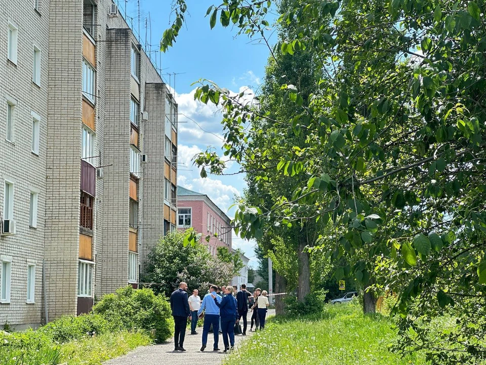Комиссия, оценивавшая ущерб, не смогла попасть во все пострадавшие квартиры. Фото администрации города Ельца.