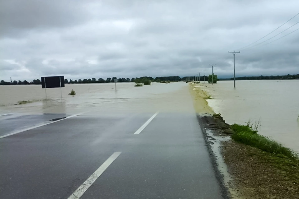 Новую дорогу размыло после проливных дождей у села Бужор. Фото: Ecopresa