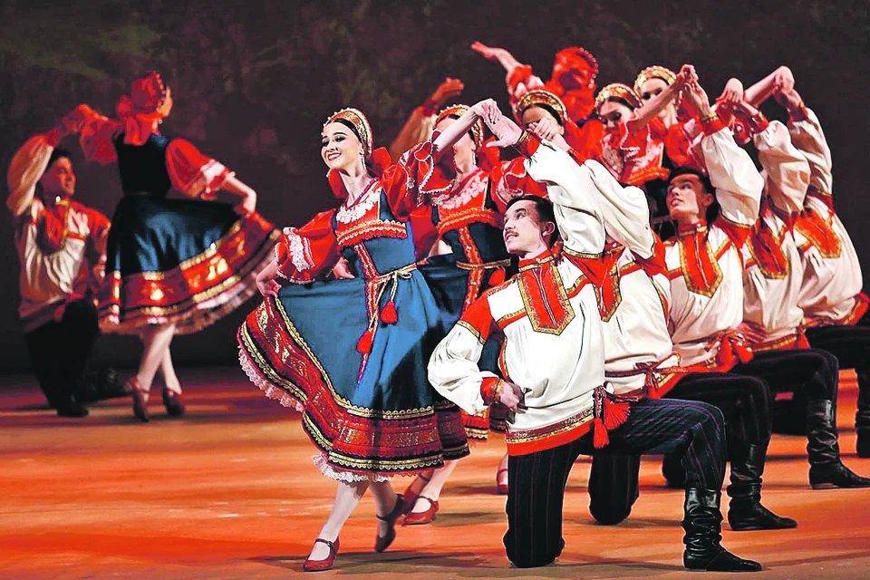 Яркие национальные костюмы подчеркнули мастерство артистов.
