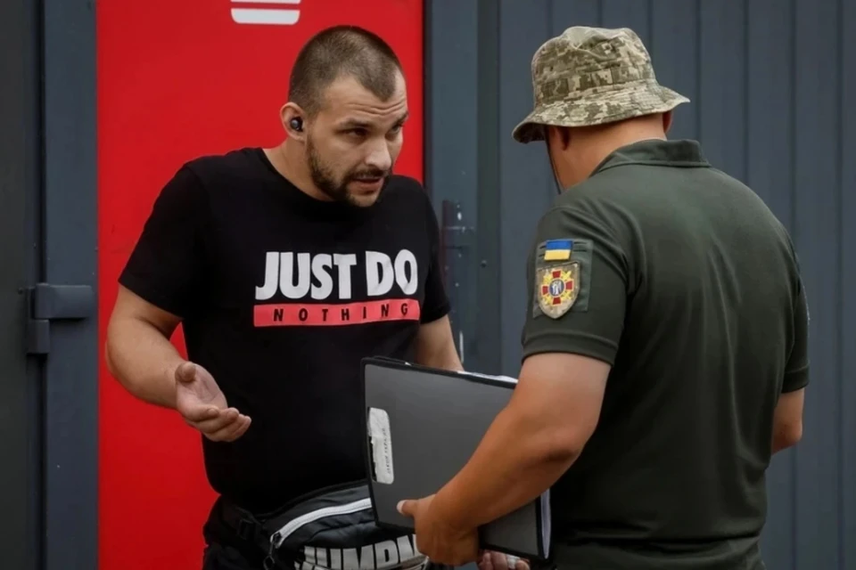 На Украине почти сто человек заблокировали автобус с мобилизованными