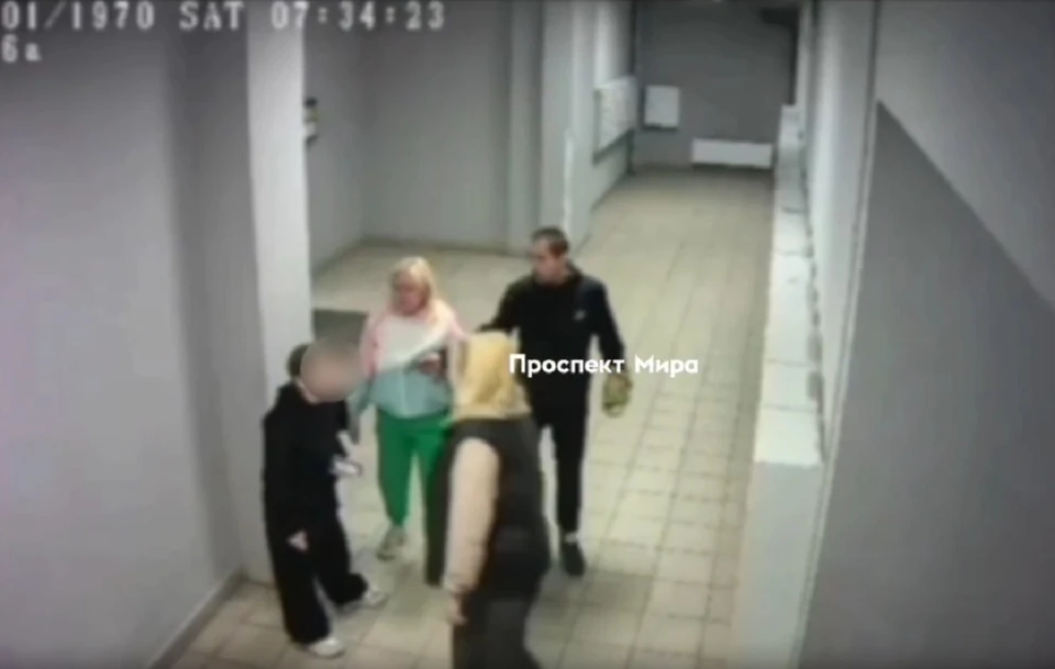 Жильцы дома на Норильской пожаловались на компанию, которая напала на подростка. Скриншот: видео «Проспект Мира»