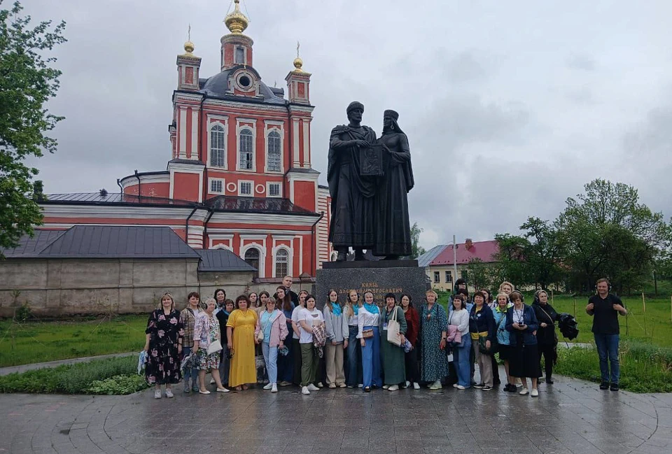 Экскурсанты - у Корсунско-Богородицкого собора и памятника князю Александру Невскому и его супруге. Фото: Людмила Соколова/ПТО