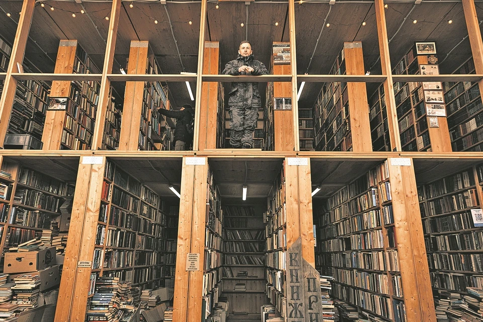 С 2016 года Евгений Гинтов спасает выброшенные книги, их домом стала созданная Евгением библиотека, куда любой желающий может прийти и забрать домой понравившееся издание. Фото: Евгений МИХАЙЛОВ