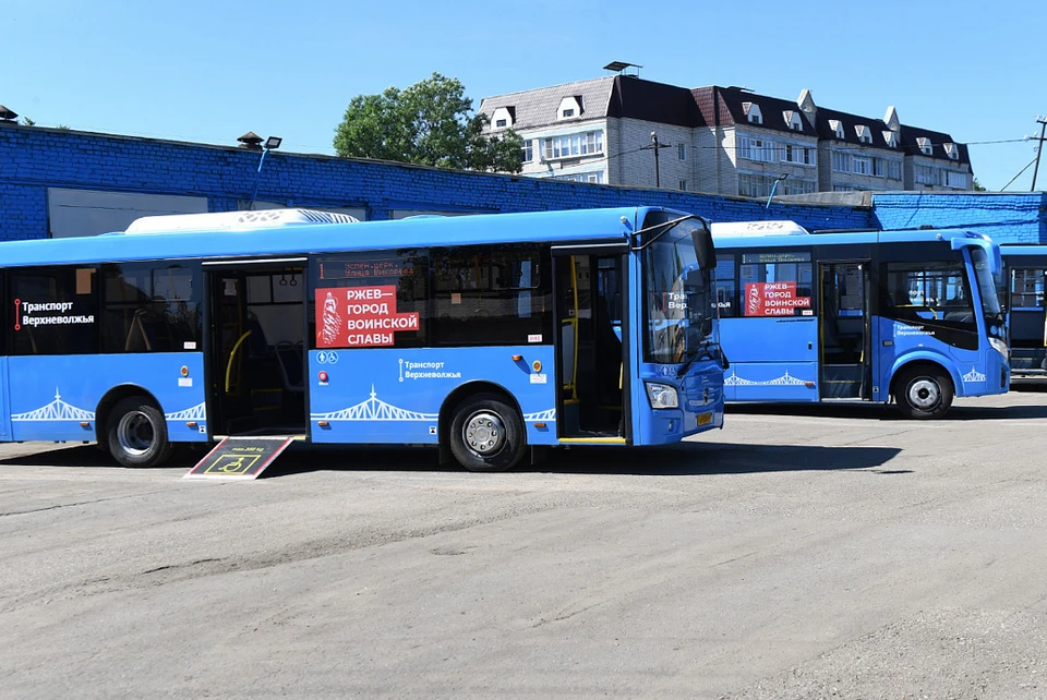Летом работающие старшеклассники смогут не платить за каждую поездку в автобусах «Транспорта Верхневолжья» 40 рублей (при безналичном расчете), а пользоваться школьными абонементами, что выгоднее.