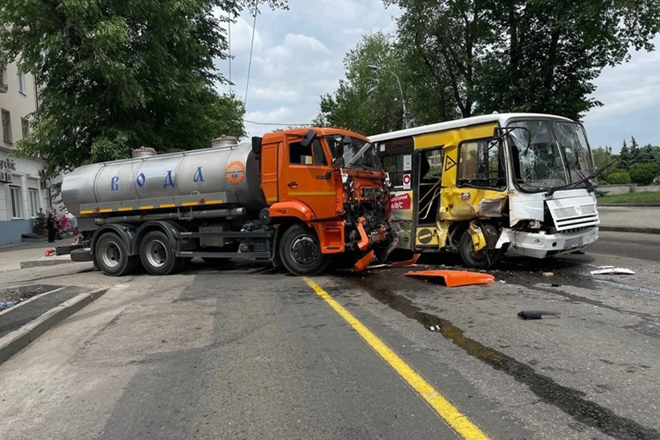В центре Донецка произошло ДТП с участием автобуса и грузового автомобиля. Фото: МВД по ДНР