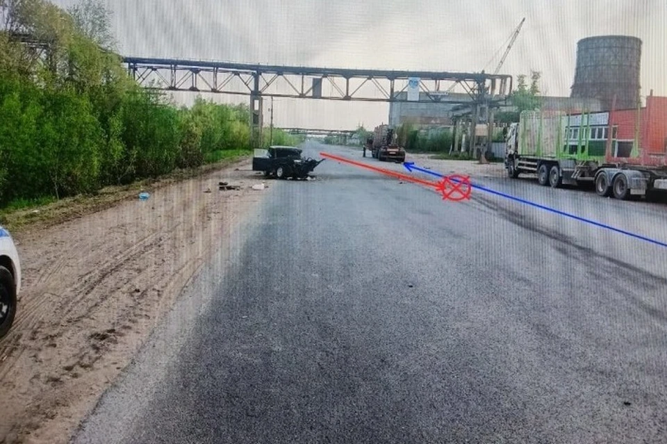 В Сыктывкаре неопытный водитель влетел под фуру.