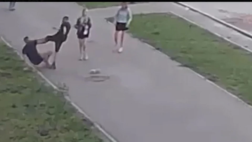 На трех подростков, стоявших у дома, напал мужчина.