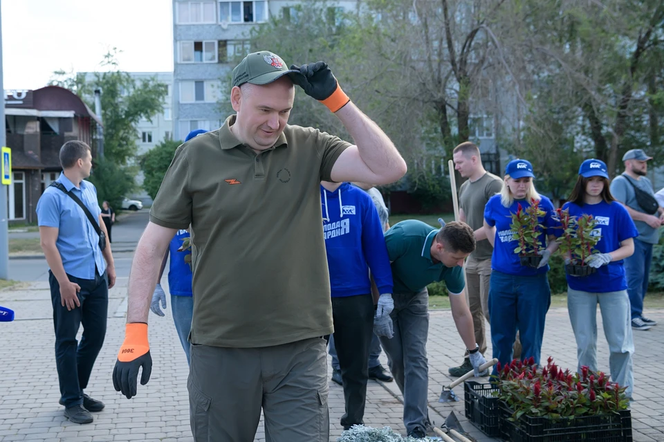 Евгений Солнцев присоединился к высадке цветов в Оренбурге
