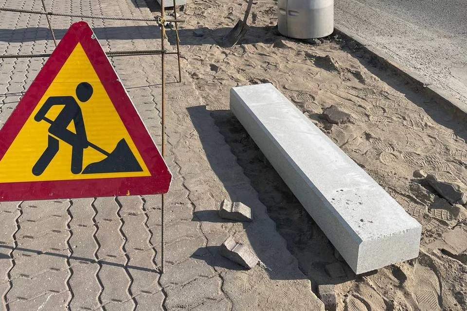 В Новосибирске начали демонтировать тротуарную плитку вдоль Красного проспекта и улицы Орджоникидзе. Фото: Telegram-канал мэра Максима Кудрявцева