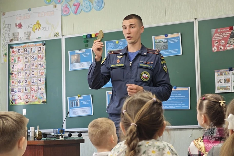 В школах ДНР сотрудники МЧС России провели уроки безопасности. Фото: МЧС России по ДНР