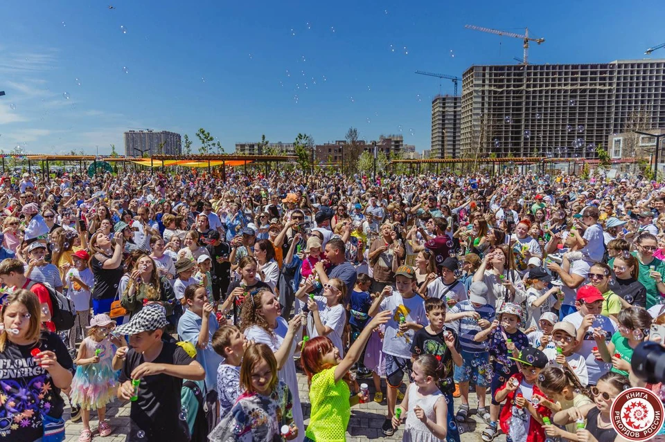 928 человек одновременно выпускали мыльные пузыри в Краснодаре. Фото: пресс-служба книги рекордов России