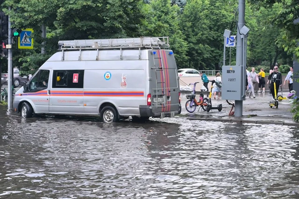 В центре Краснодара закрыли переход у электрощитка из-за подтоплений. Фото: пресс-служба МЦУ Краснодара